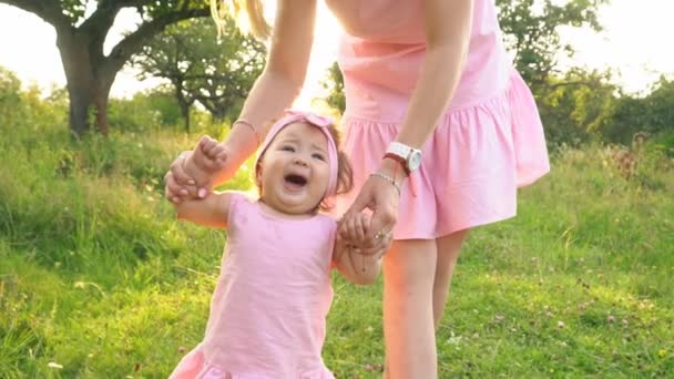 Mamá y su hija en vestidos idénticos — Vídeo de stock