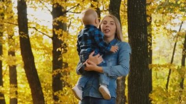 Anne ile oğlu doğada