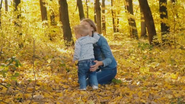 Mutter mit Sohn in der Natur — Stockvideo