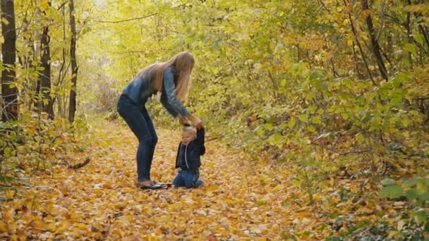 Mor med son i naturen — Stockvideo