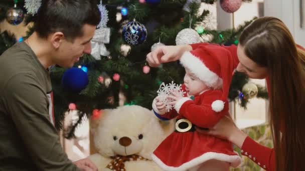 Familie zitten in de buurt van de kerstboom — Stockvideo