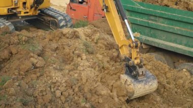 tarak kamyon yükler