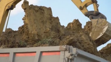 tarak kamyon yükler