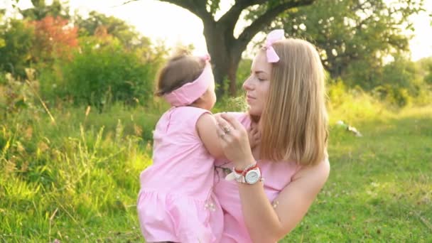 Mamma och dotter i identiska klänningar — Stockvideo