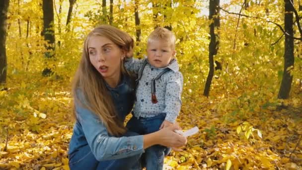 Madre con hijo en la naturaleza — Vídeos de Stock