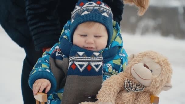 Маленький мальчик с санями — стоковое видео