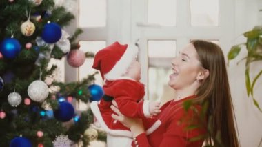 Noel ağacının yanında oturan genç Aile