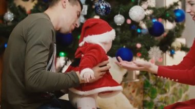 Noel ağacının yanında oturan aile