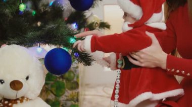 Anne ile bebek Noel ağacı yakınındaki