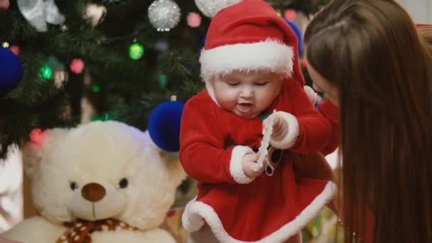 Familie zitten in de buurt van de kerstboom — Stockvideo