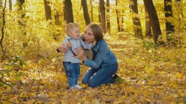 Anne ile oğlu doğada