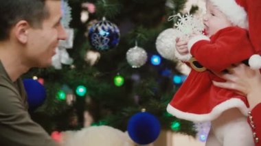 Noel ağacının yanında oturan aile