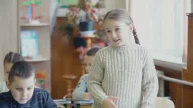 sınıfta onun masasında duran kız cevapları soru