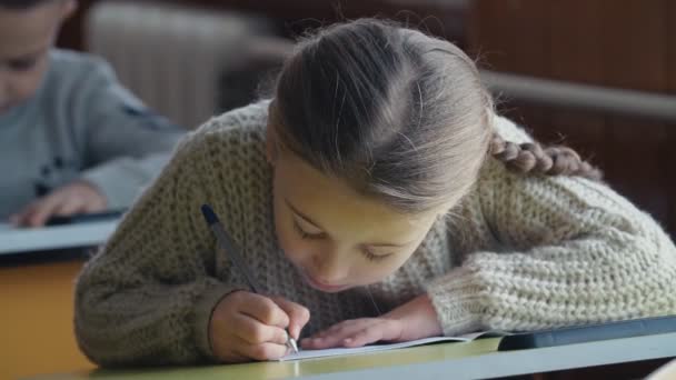Kız Okul Masasında Oturan Yazar — Stok video