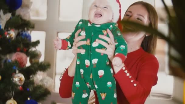 Mãe brinca com sua filha — Vídeo de Stock