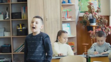 çocuk masasında sorumlu duruyor