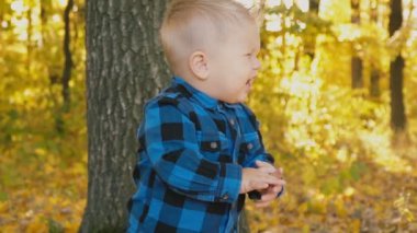 Sonbahar ormanında küçük bir çocuk