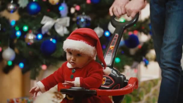 Una Bambina Con Costume Babbo Natale Sta Facendo Rotolare Una — Video Stock