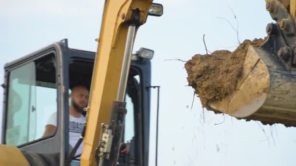 Graafmachine Laadt Vrachtwagen Met Aarde — Stockvideo