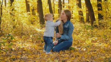 Anne ile oğlu doğada