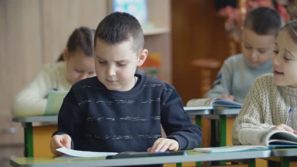 Chłopak pokazuje hes zakończył pisanie — Wideo stockowe