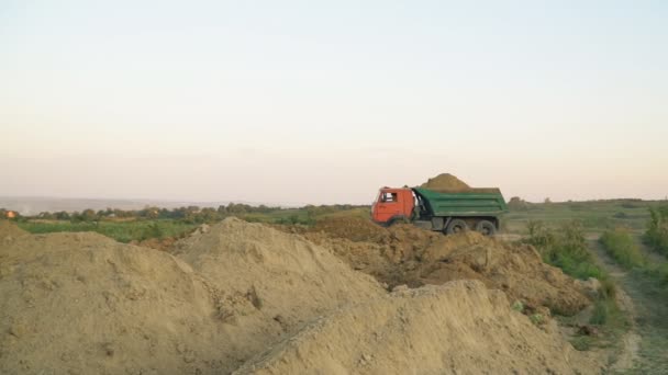 O caminhão transporta a terra — Vídeo de Stock