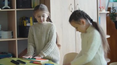 kızlar geometrik şekillerle oynamak
