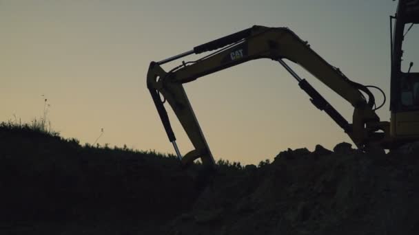 Escavadeira carrega um caminhão — Vídeo de Stock