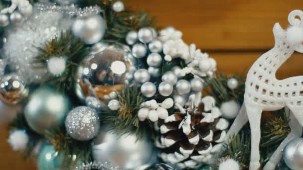 Weihnachtskranz Nahaufnahme Auf Einem Holzbrett — Stockvideo