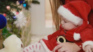 Anne ile bebek Noel ağacı yakınındaki