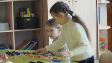 bir Oluşturucu ile oynayan kızlar