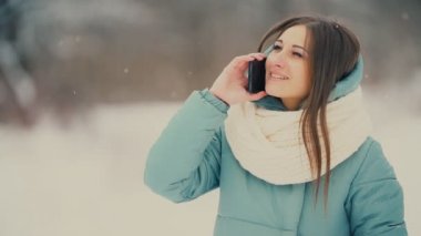 Kız telefonda konuşuyor.