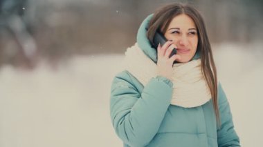 Kışın ise sokakta telefonda konuşurken kız