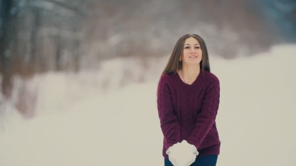 Hermosa chica lanza nieve — Vídeos de Stock