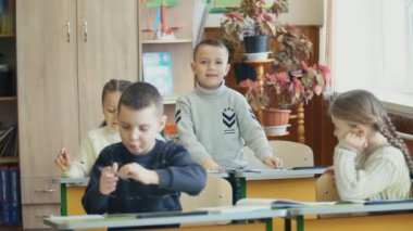 çocuk masasında sorumlu duruyor