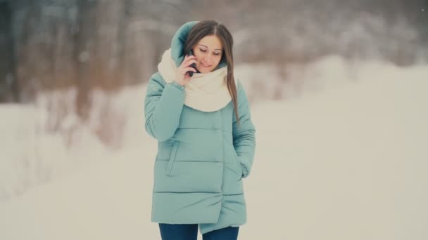 Lány beszél telefonon — Stock videók