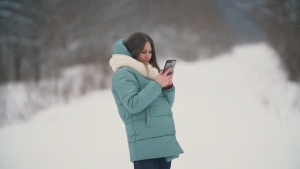 Gyönyörű lány teszi selfie — Stock videók
