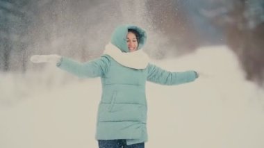 güzel kız kar atar