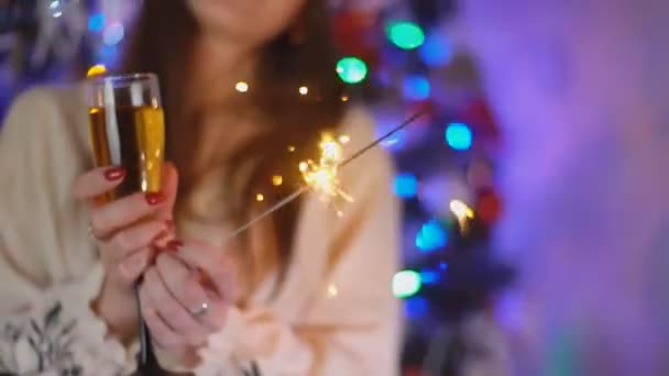 Glass with wine and sparkler — Stock Video