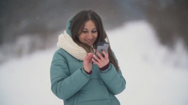 Telefonda kız görünüyor
