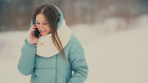 Dziewczyna rozmawiająca przez telefon — Wideo stockowe