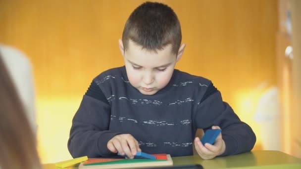 少年は、幾何学図形を再生 — ストック動画