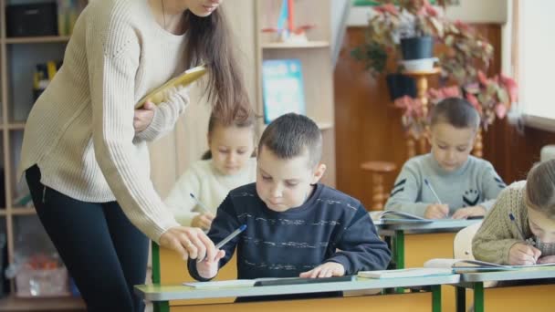 Profesor con estudiantes en clase — Vídeos de Stock