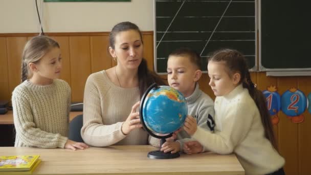 Teacher Teaches Children School Using Globe — Stock Video