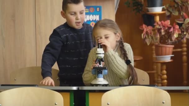 Αγόρι που αναζητούν μέσα από ένα μικροσκόπιο — Αρχείο Βίντεο