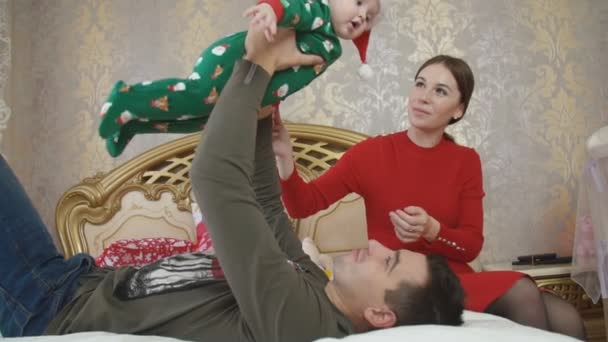 Ouders spelen met hun dochtertje — Stockvideo