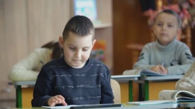 Oğlum gösterir hes yazma bitmiş