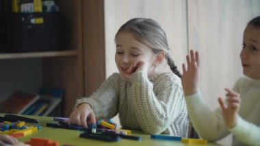 bir Oluşturucu ile oynayan kızlar