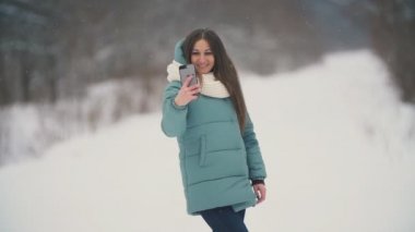 Güzel kız selfie yapar
