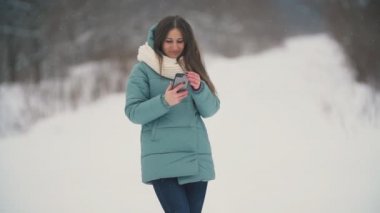 Güzel kız selfie yapar